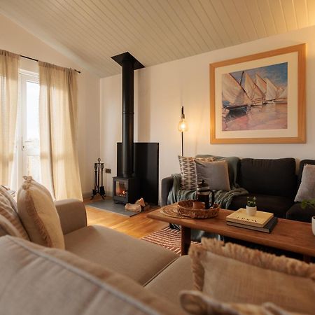 The Retreat, Waterfront & Log Burner Villa ไครสต์เชิร์ช ภายนอก รูปภาพ